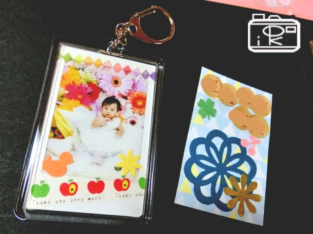 チェキキーホルダーアルバムカフェ_おすわりフォトブース写真で♪おひるねアートTORIbabyと共に05_写真整理アドバイザーPHOTOKASフォトカス