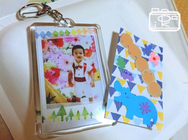 チェキキーホルダーアルバムカフェ_おすわりフォトブース写真で♪おひるねアートTORIbabyと共に06_写真整理アドバイザーPHOTOKASフォトカス